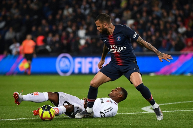 Daniel Alves substituirá Neymar como capitão do Brasil na Copa América Daniel Alves substituirá Neymar como capitão do Brasil na Copa América