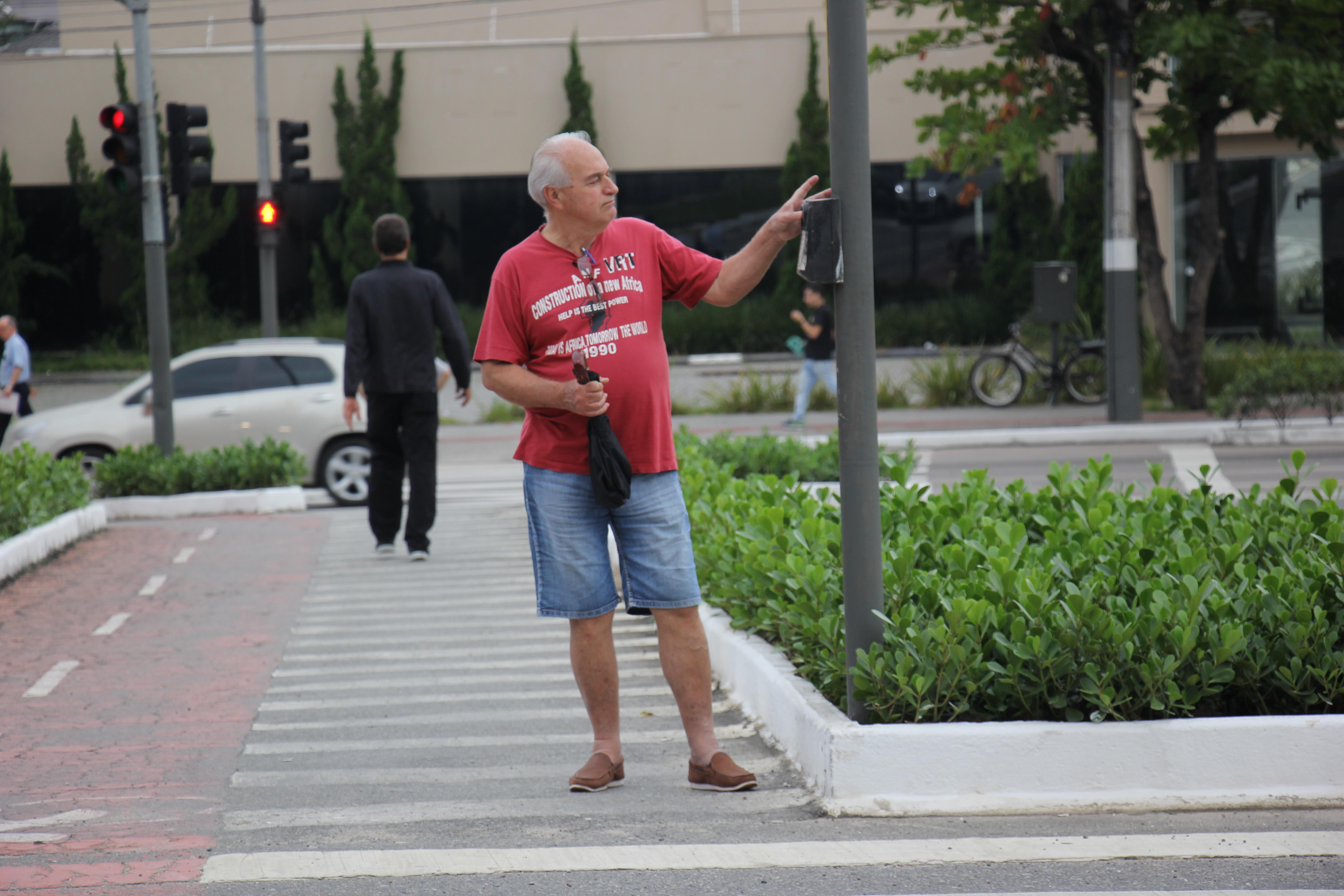 Travessia de pedestres recebe melhoria na Avenida do Estado com rótula da Sereia