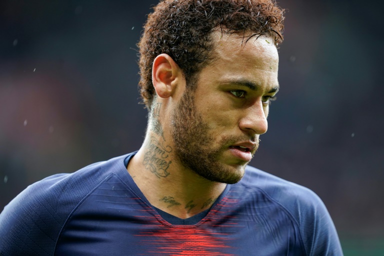Federação Francesa suspende Neymar por três jogos por agressão a torcedor Federação Francesa suspende Neymar por três jogos por agressão a torcedor
