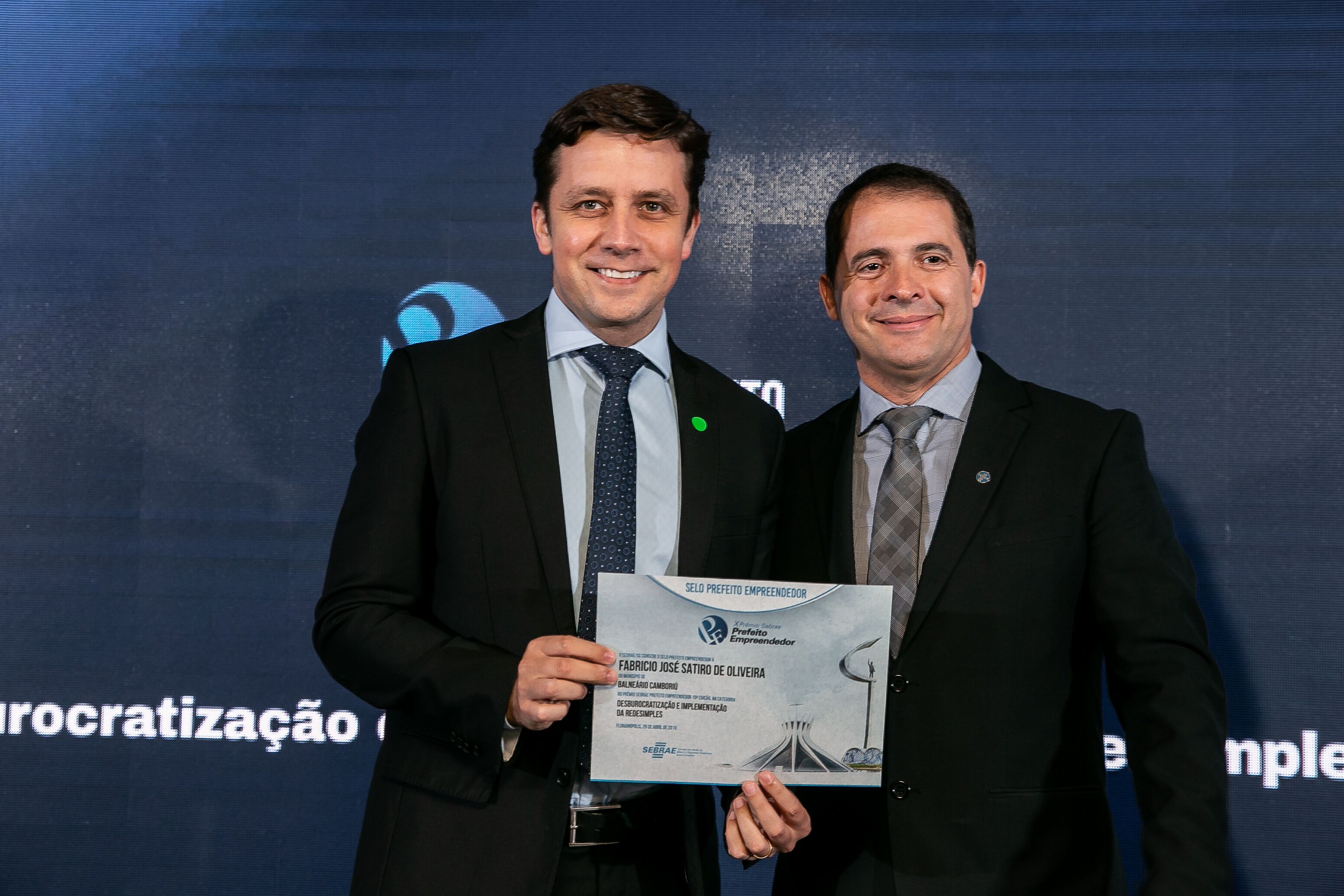 Prefeito de Balneário Camboriú e de São João Batista são premiados por projetos empreendedores no estado