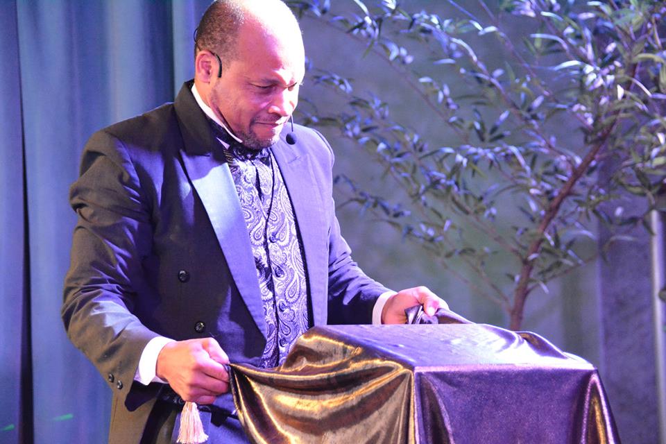 CubaMagic apresenta show de mágica nesta terça-feira no Guacamole BC