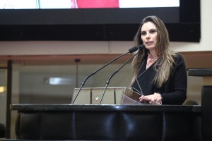 Paulinha palestra em evento no Sul sobre sucesso na administração de Bombinhas