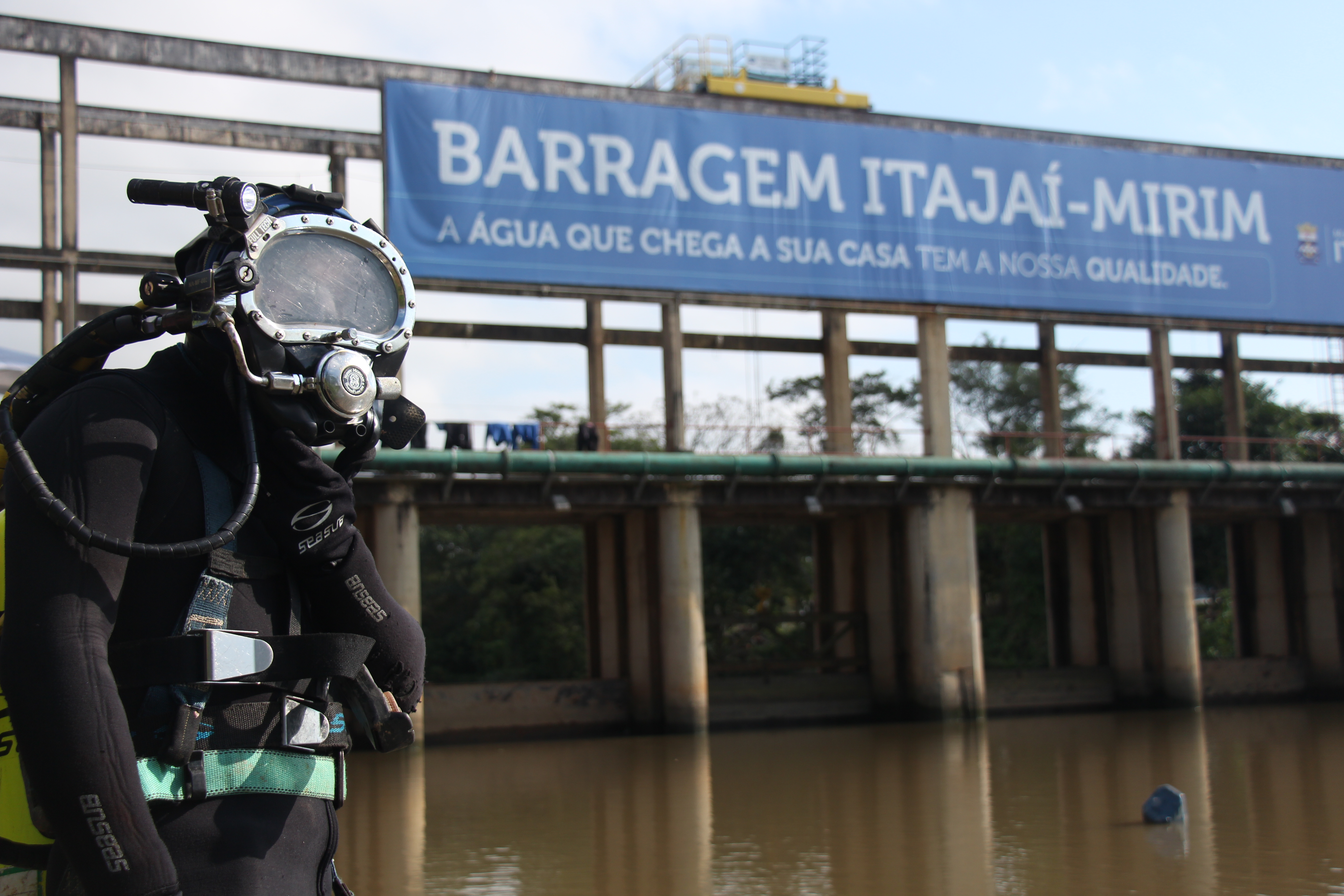 Recuperação de barragem no Itajaí-mirim utiliza serviço de mergulhadores