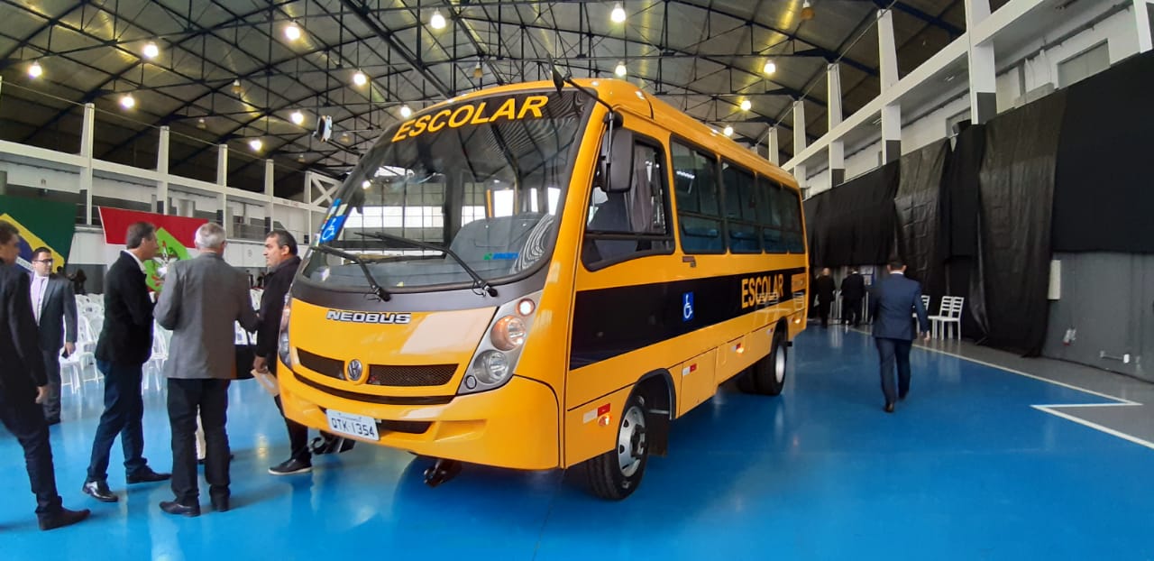 Prefeitura de Camboriú recebe mais um ônibus escolar
