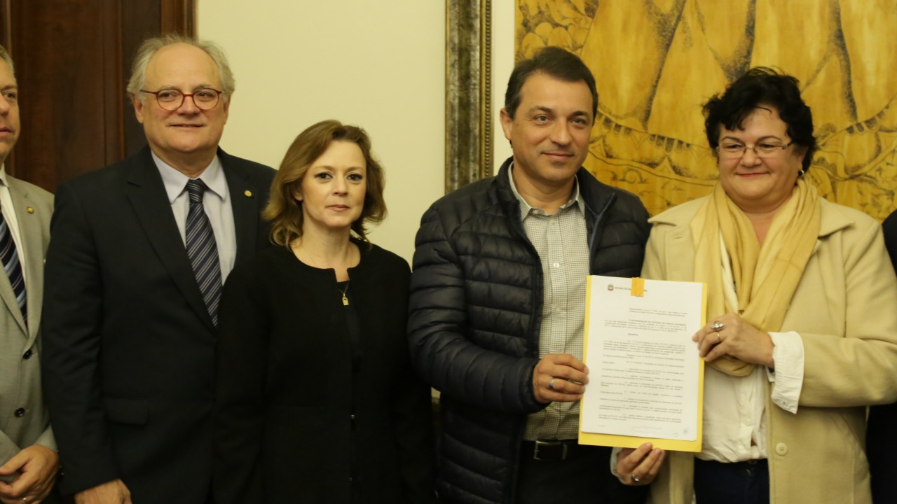 Caropreso participa da assinatura do Decreto que regulamenta o Fundo Estadual do Idoso