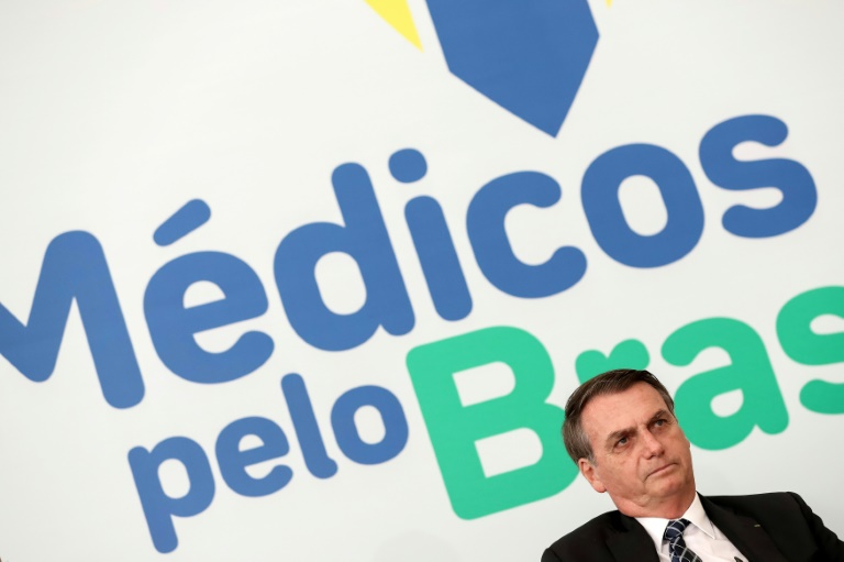 Bolsonaro diz que médicos cubanos queriam implantar guerrilha no Brasil