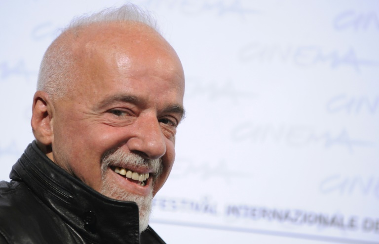 Paulo Coelho pede perdão à França por ataques de Bolsonaro a Brigitte Macron