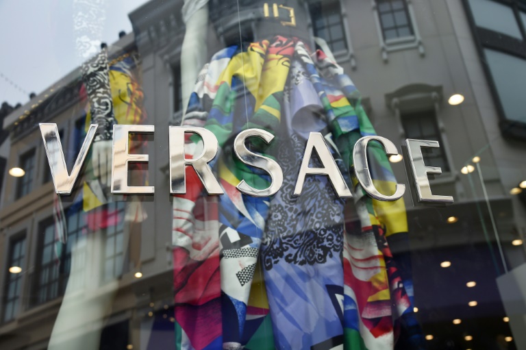 Versace, Givenchy e Coach pedem desculpas por roupas que irritaram a China