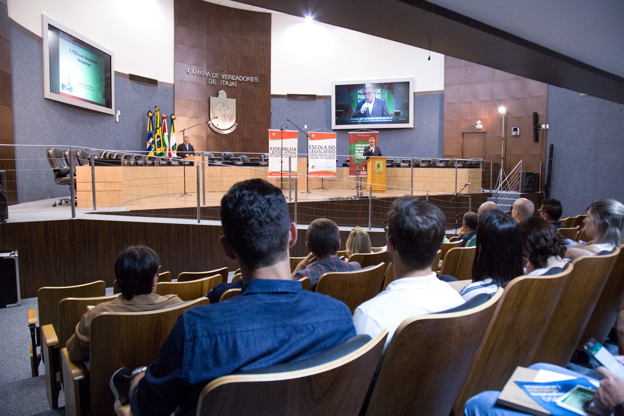 Seminário reúne especialistas para discutir melhorias no serviço público Seminário reúne especialistas para discutir melhorias no serviço público