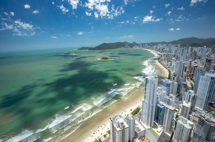 Hospitalidade de Santa Catarina é aprovada por quase 100% dos turistas estrangeiros