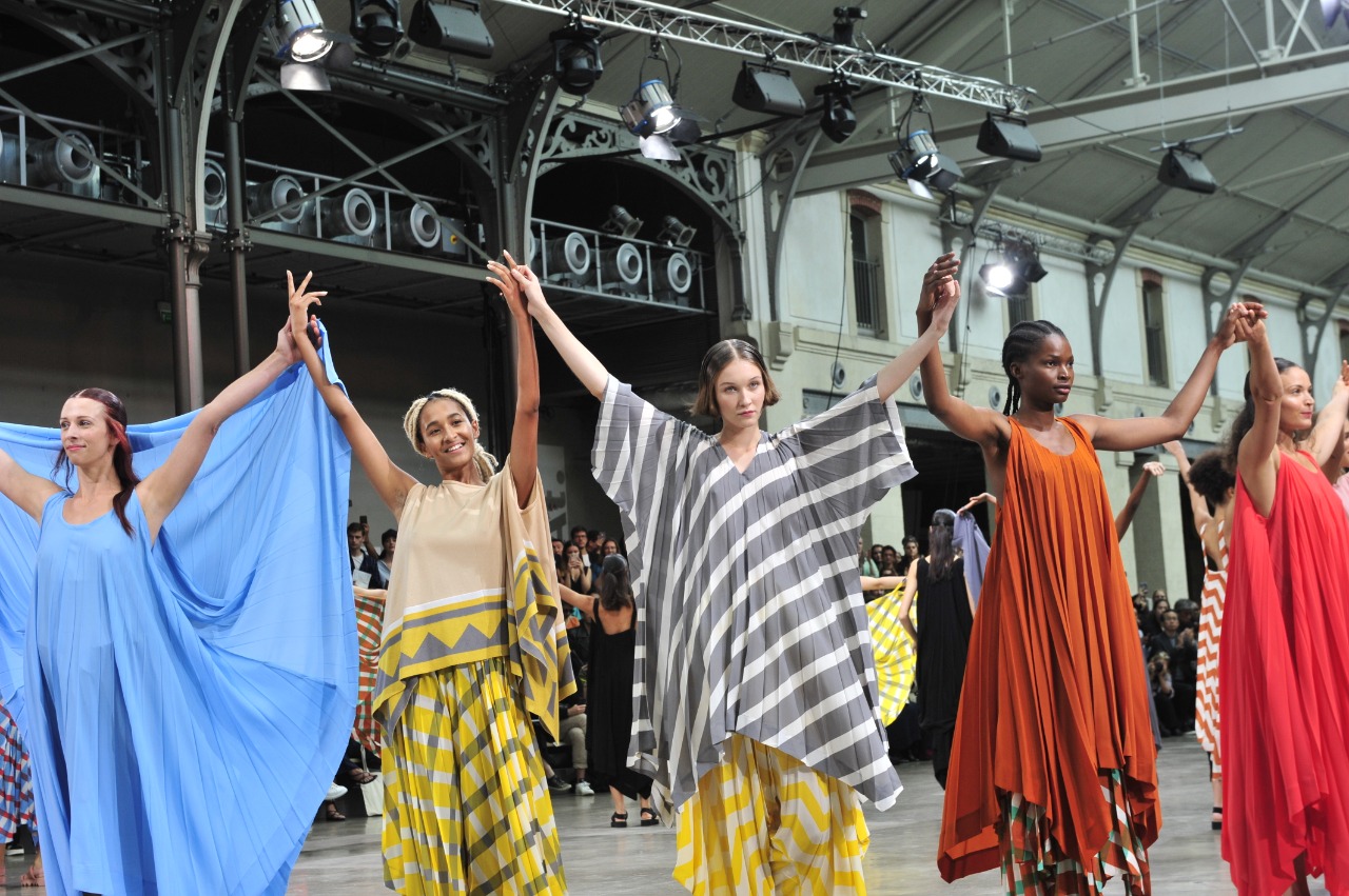 Yuri Graneiro fotografa com exclusividade desfile de icônico designer japonês Issey Miyake Yuri Graneiro fotografa com exclusividade desfile de icônico designer japonês Issey Miyake