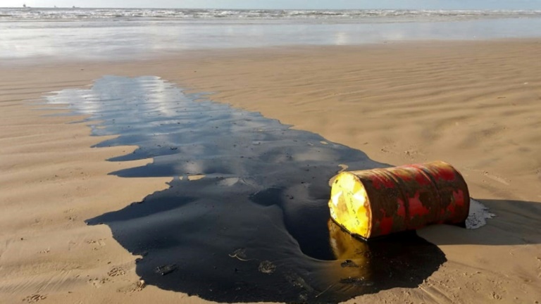 Autoridades investigam ‘várias hipóteses’ para vazamento de petróleo no nordeste