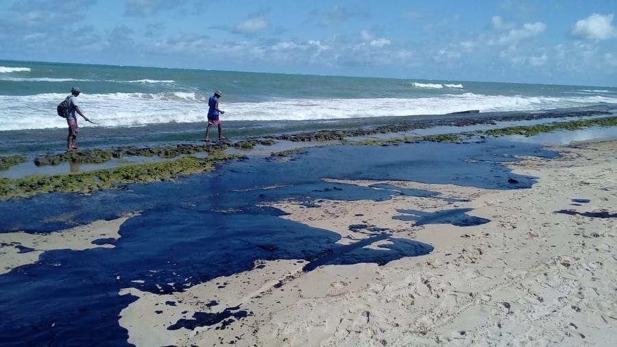 Bolsonaro diz que manchas de petróleo no Nordeste são de outro país