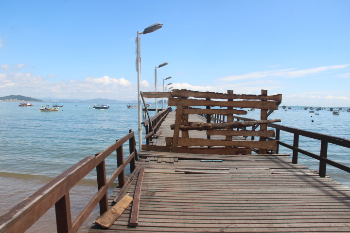 Começam as obras de reconstrução do Trapiche da Praia de Armação do Itapocorói Começam as obras de reconstrução do Trapiche da Praia de Armação do Itapocorói
