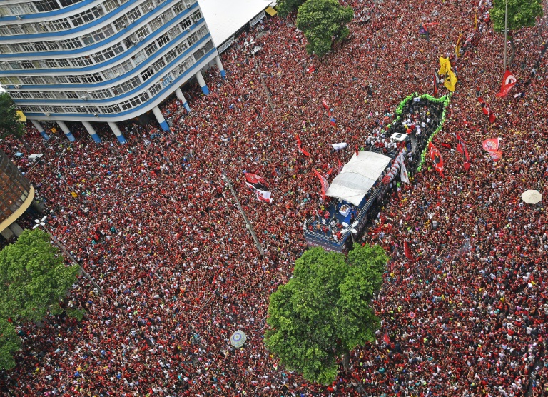 Flamengo é recebido no Rio de Janeiro com carnaval fora de época Flamengo é recebido no Rio de Janeiro com carnaval fora de época