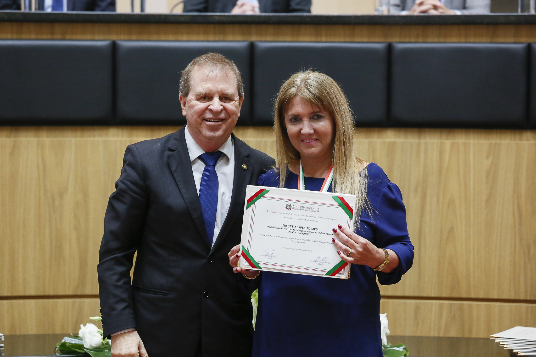 Eskudlark homenageia projeto em defesa da mulher com Comenda do Legislativo