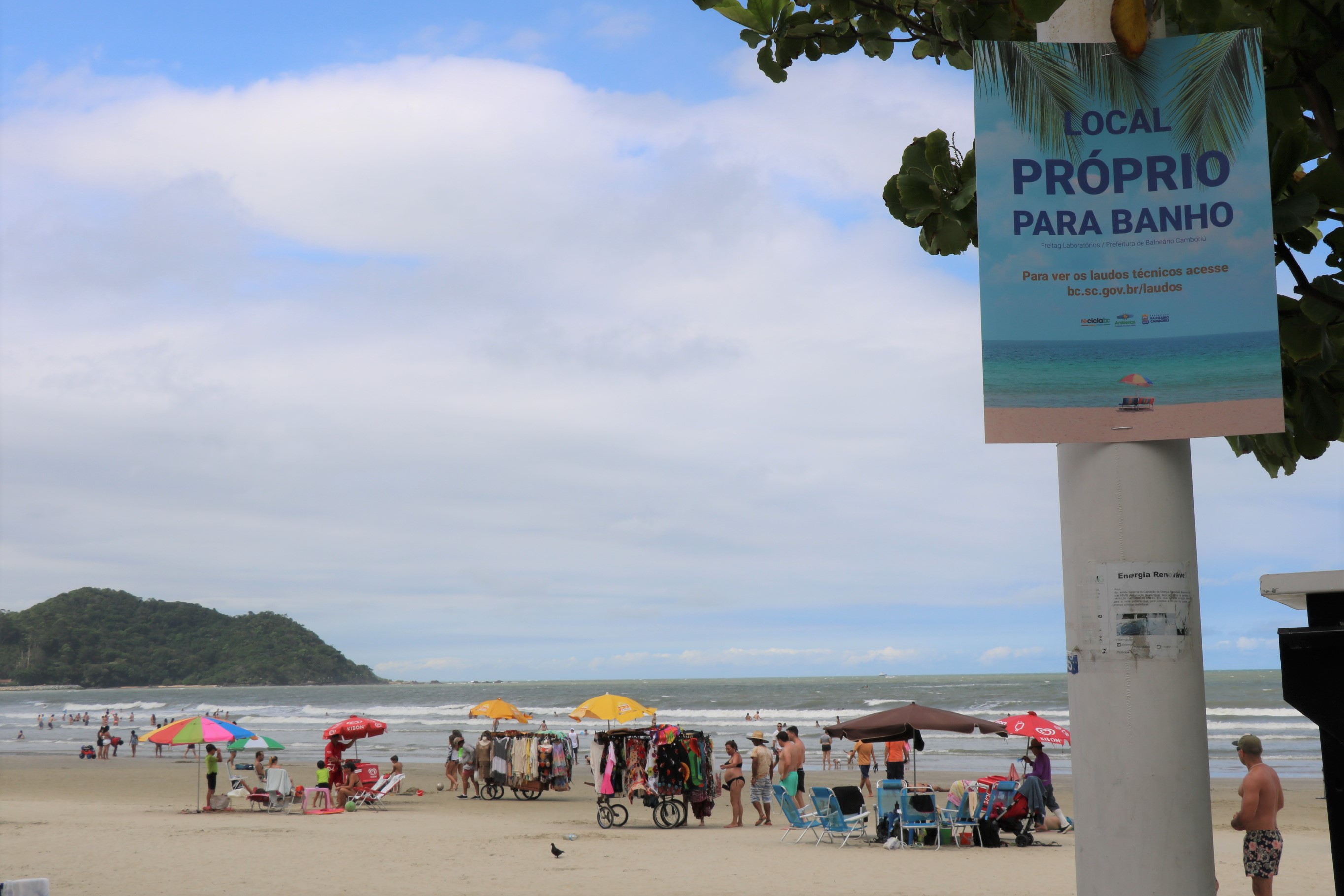Praias de BC permanecem próprias para banho e recebem placa municipal de balneabilidade