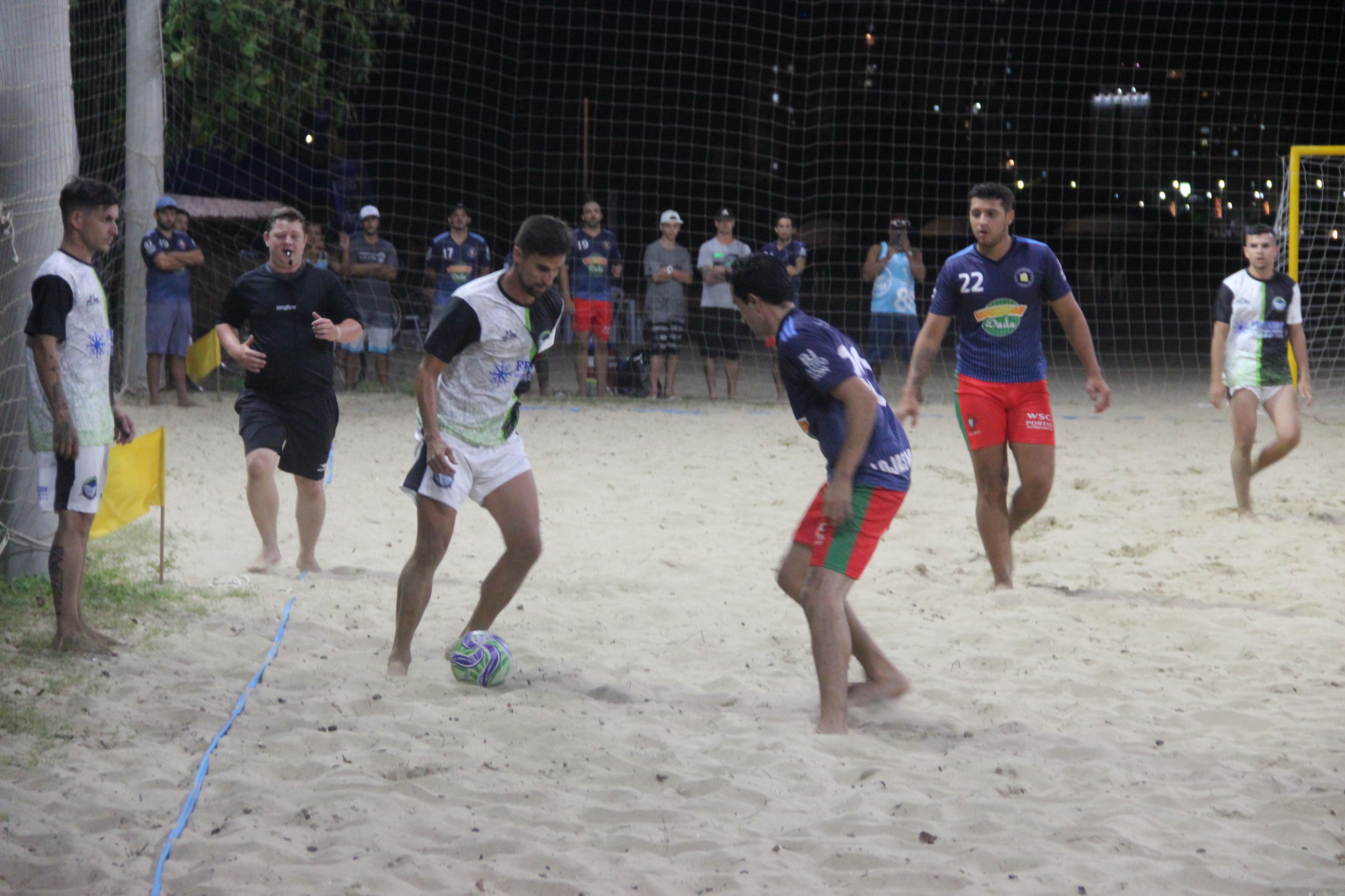 Campeonato de Beach Soccer começa com muitos gols