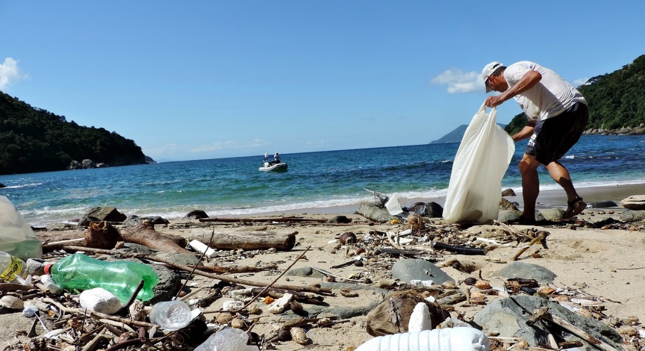 Evento de conscientização sobre lixo marinho em trecho Bandeira Azul