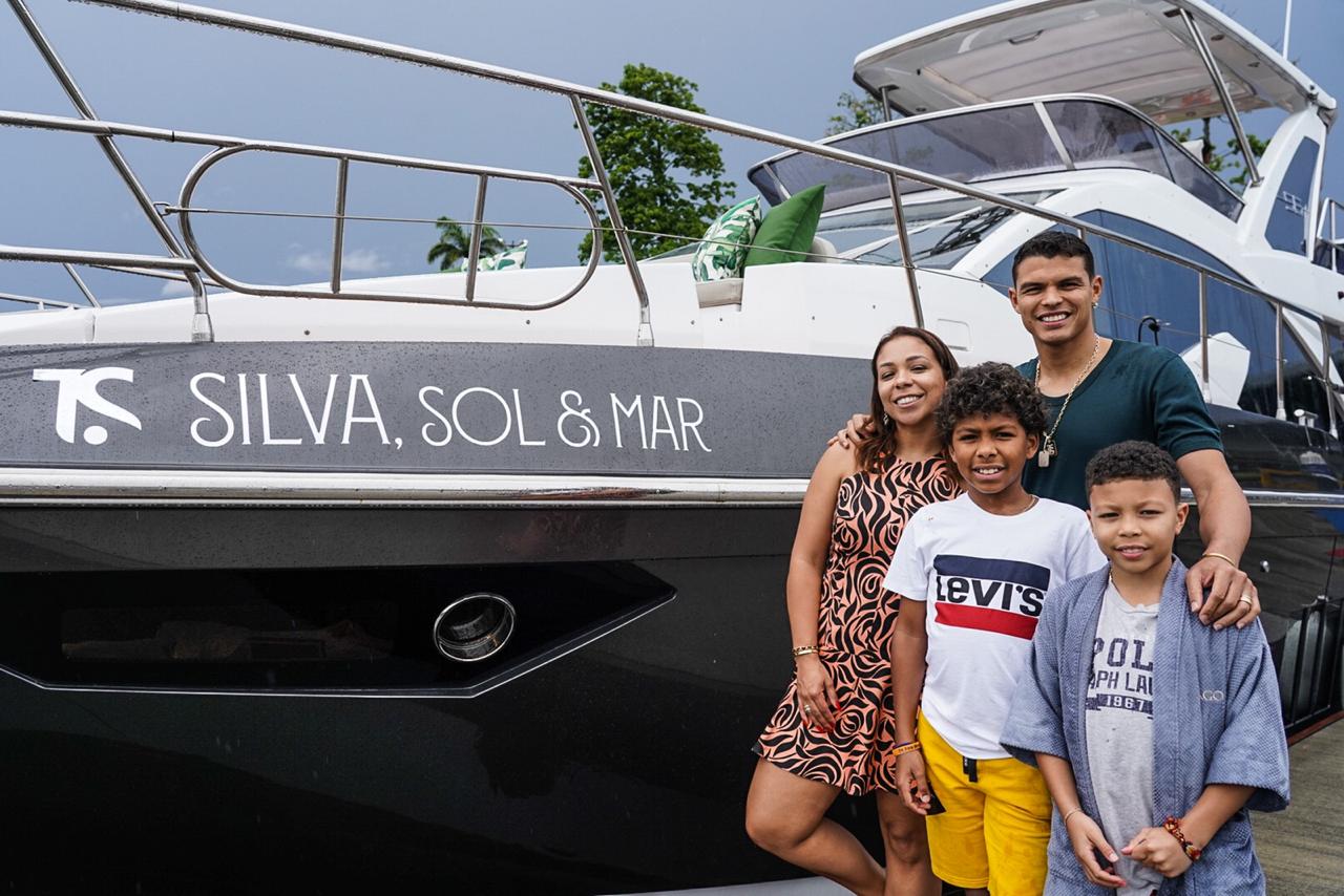 Thiago Silva presenteia a família com iate de luxo