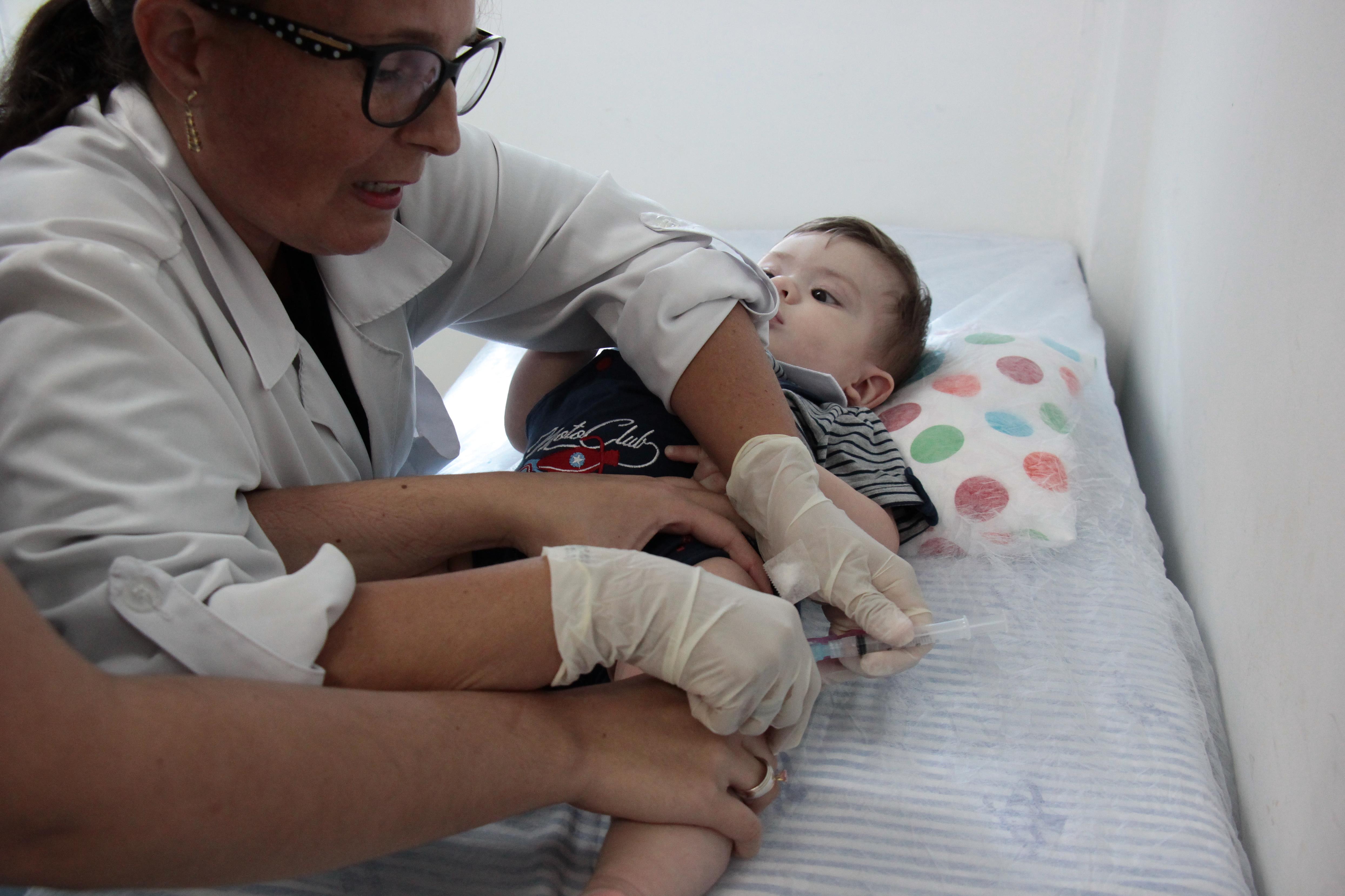 Pais e responsáveis devem vacinar crianças menores de um ano