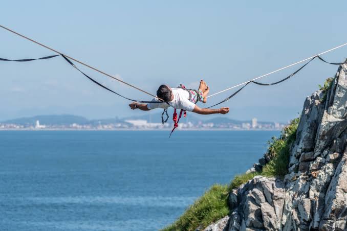 Desafio Highline coloca atletas para atravessar ilhas à 35 metros de altura em Balneário Piçarras