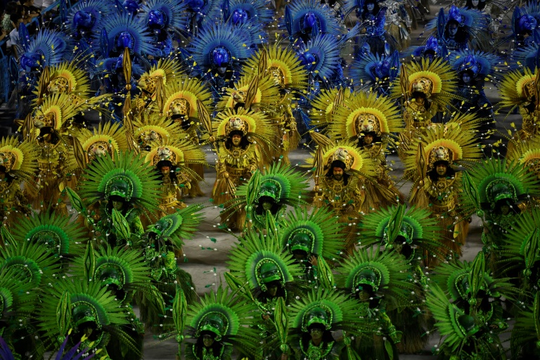 Alegria e protesto no encerramento dos desfiles do Carnaval do Rio