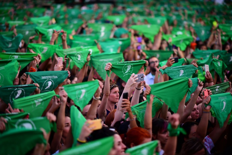 Feministas se mobilizam na Argentina por legalização do aborto e feminicídios