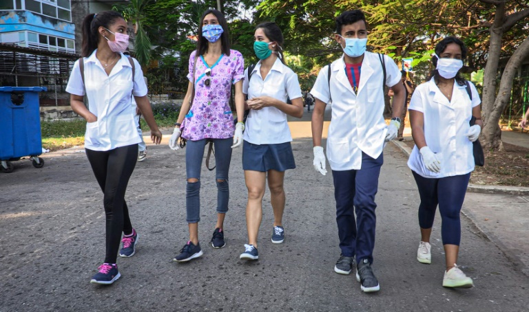 Estudantes de medicina caçam coronavírus em Cuba Estudantes de medicina caçam coronavírus em Cuba
