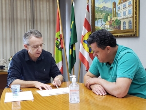 Prefeito de Blumenau pede apoio de Naatz para liberação de ônibus