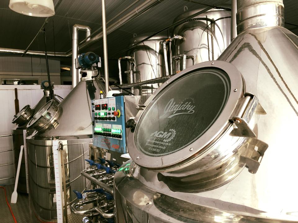 Iniciativa da Cervejaria Itajahy leva 950 litros de álcool 70 para entidades do litoral catarinense Iniciativa da Cervejaria Itajahy leva 950 litros de álcool 70 para entidades do litoral catarinense