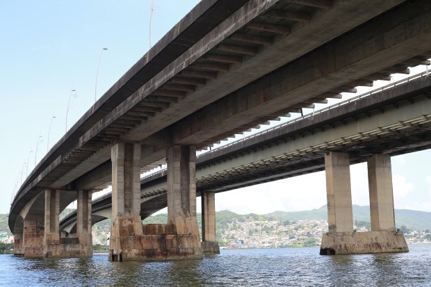 Passarela da ponte Pedro Ivo Campos será interditada para continuidade da obra de manutenção