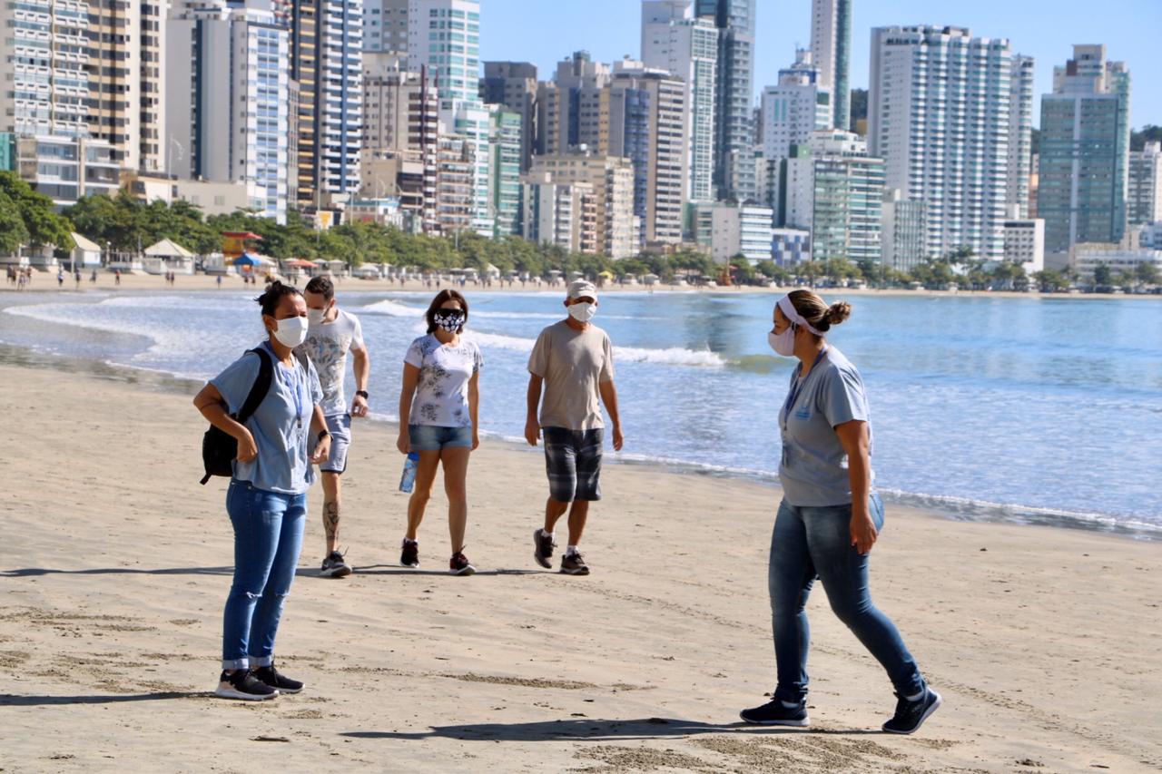 Fiscalização orienta moradores quanto ao uso de máscaras e distanciamento social na Praia Central Fiscalização orienta moradores quanto ao uso de máscaras e distanciamento social na Praia Central