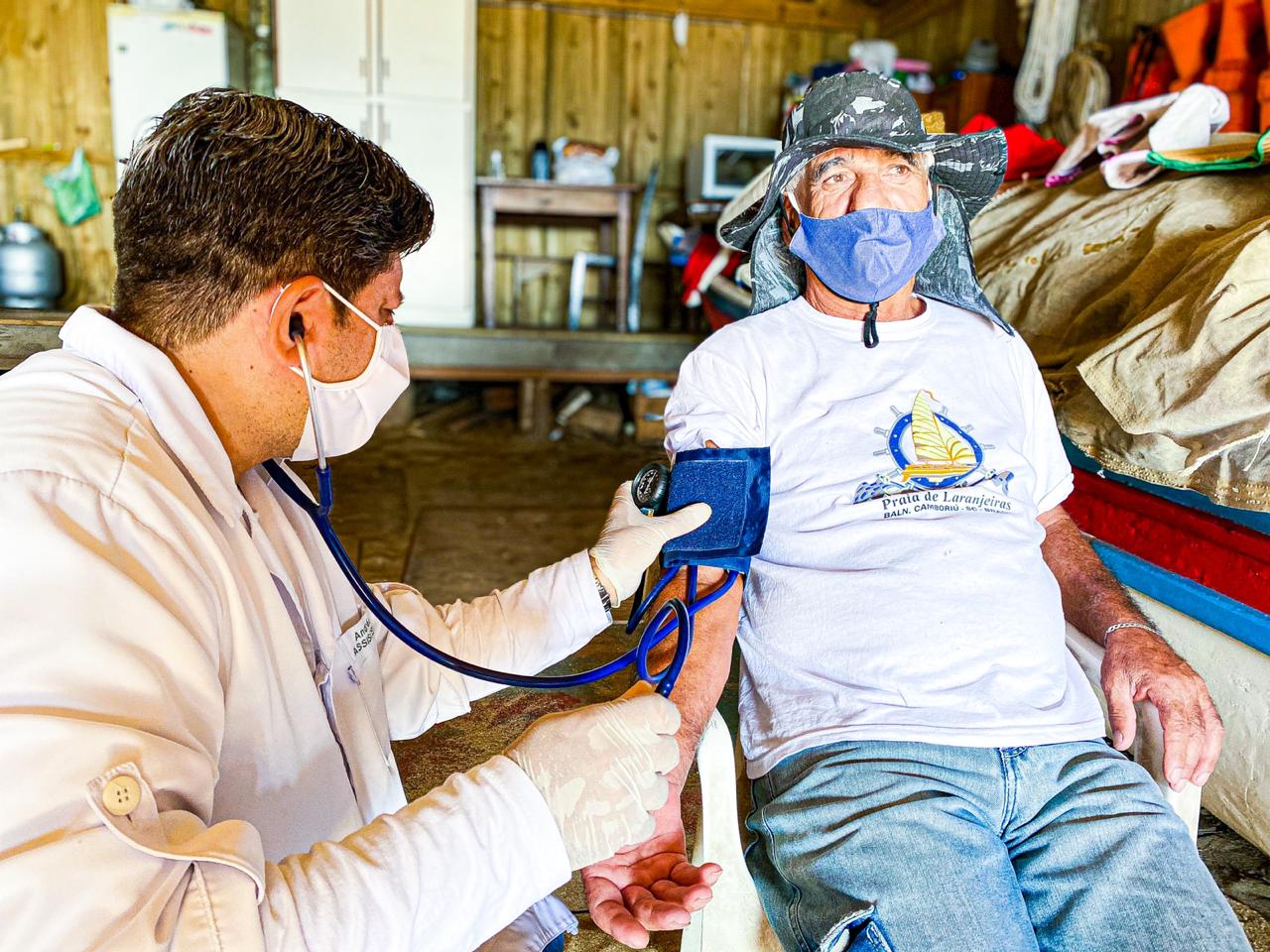 Equipes orientam pescadores sobre cuidados durante a pandemia