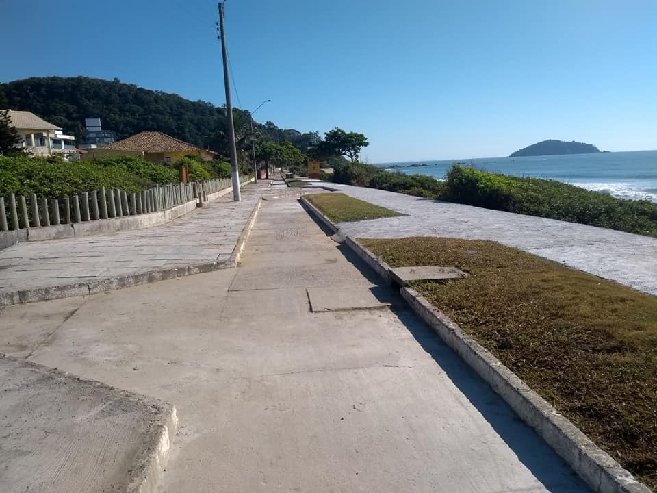 Prefeitura executa reparos no calçadão da Praia do Quilombo e Coreto