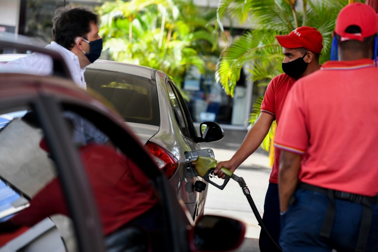 Estreia de tarifas dolarizadas para a gasolina gera dúvidas na Venezuela