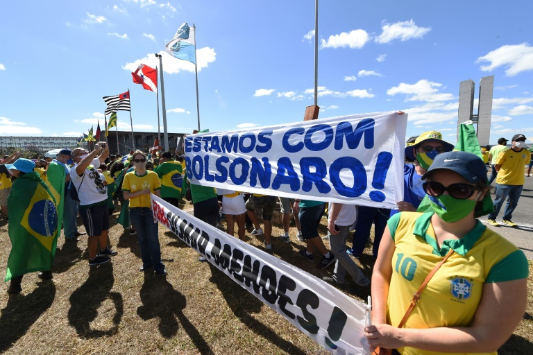 Simpatizantes manifestam apoio a Bolsonaro em Brasília