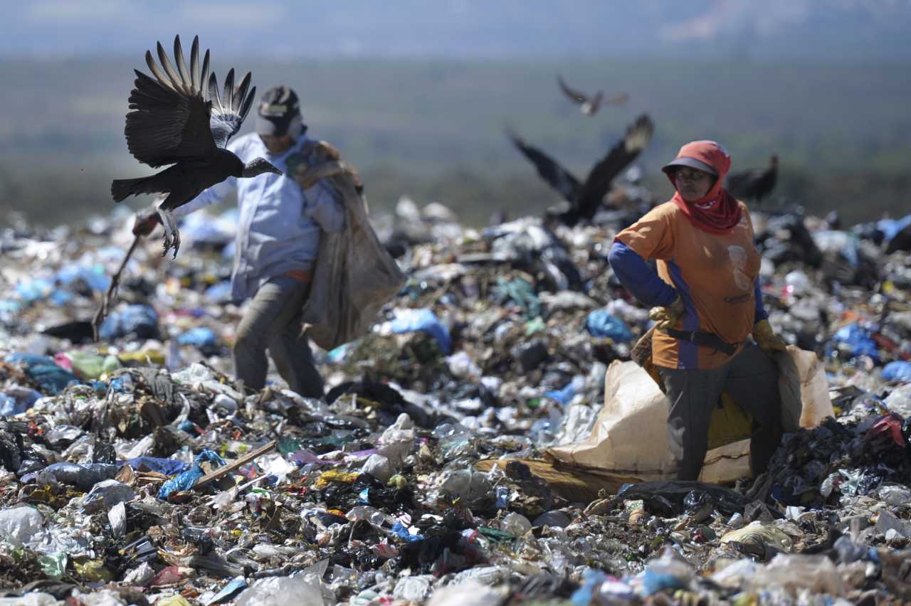 Metade das cidades brasileiras ainda despeja lixo ao ar livre