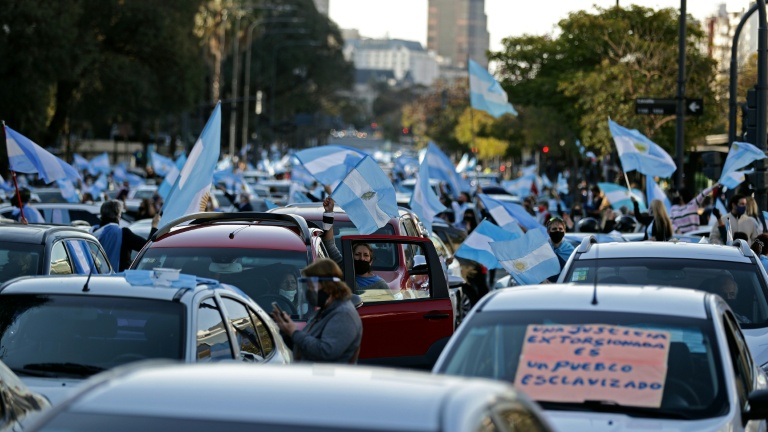 Argentinos saem às ruas contra o governo e a quarentena