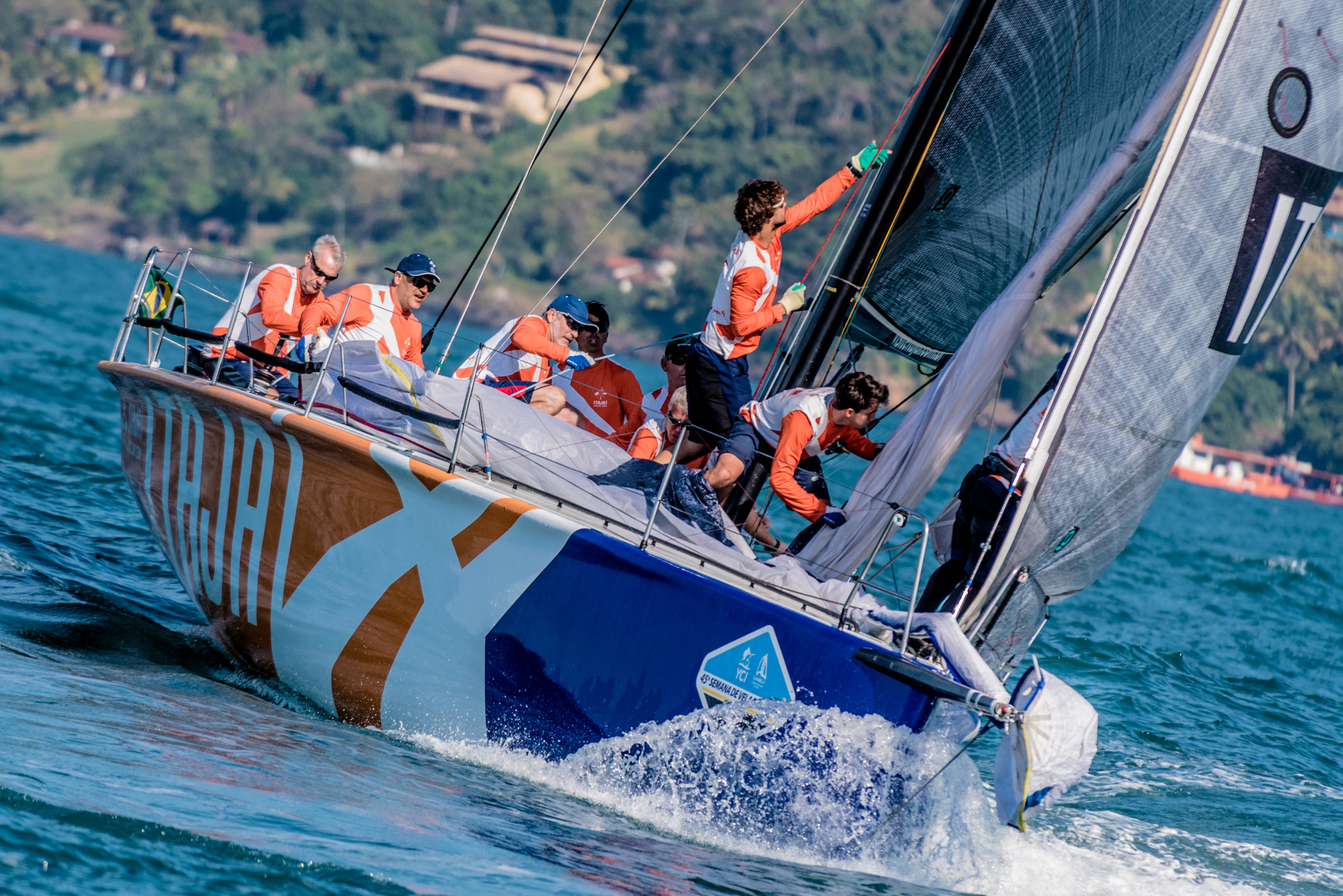 Itajaí Sailing Team investe em seu barco de provas para disputar o Circuito Rio