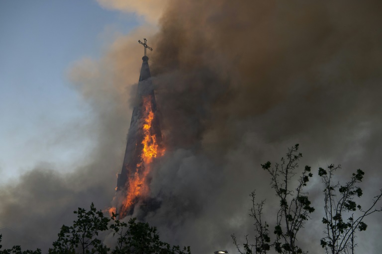 Manifestantes encapuzados incendeiam igreja durante protesto em Santiago