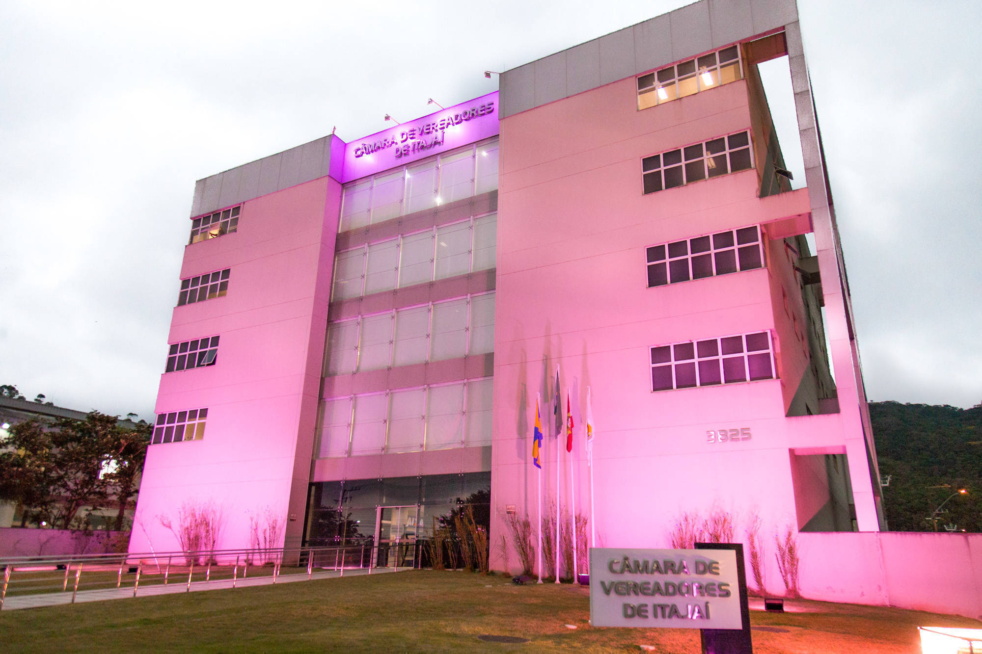 Câmara ilumina fachada em alusão ao Outubro Rosa