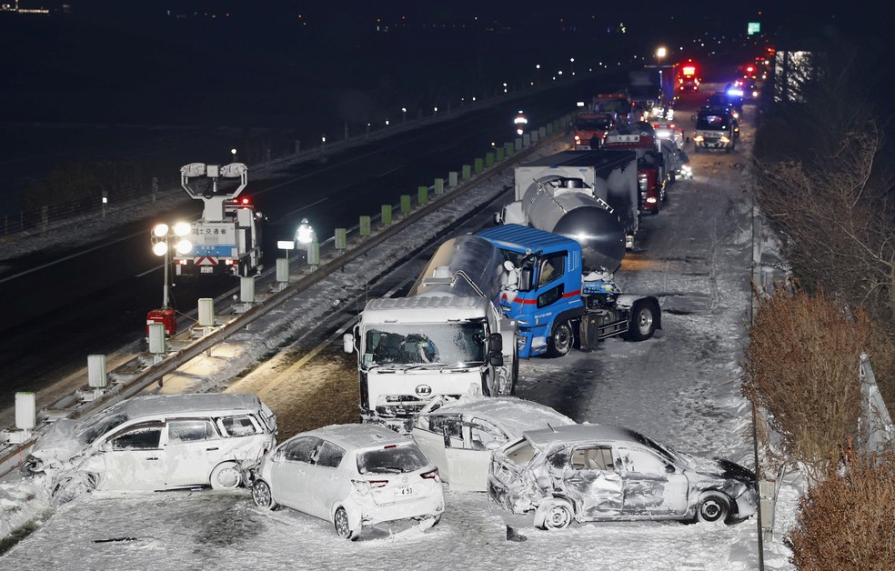 Engavetamento de veículos e morte no Japão devido à neve