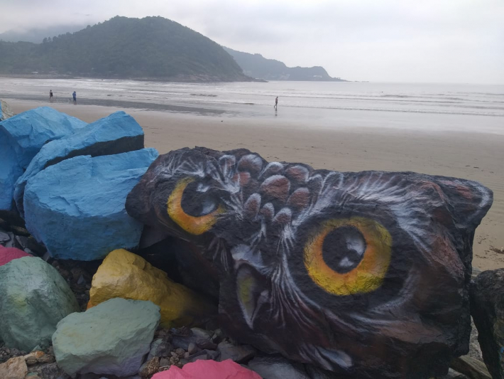 Artistas de Navegantes estão colorindo a pedras da Praia no Gravatá