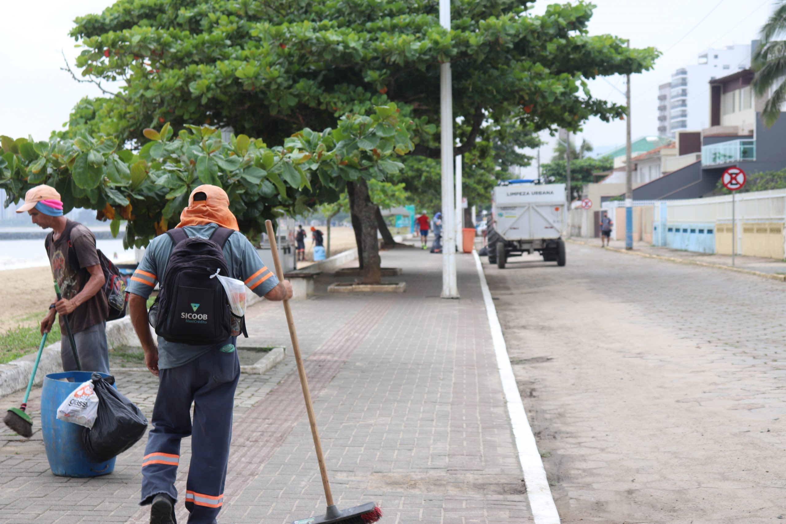 Secretaria de Obras faz limpeza do calçadão da orla central de Balneário Piçarras