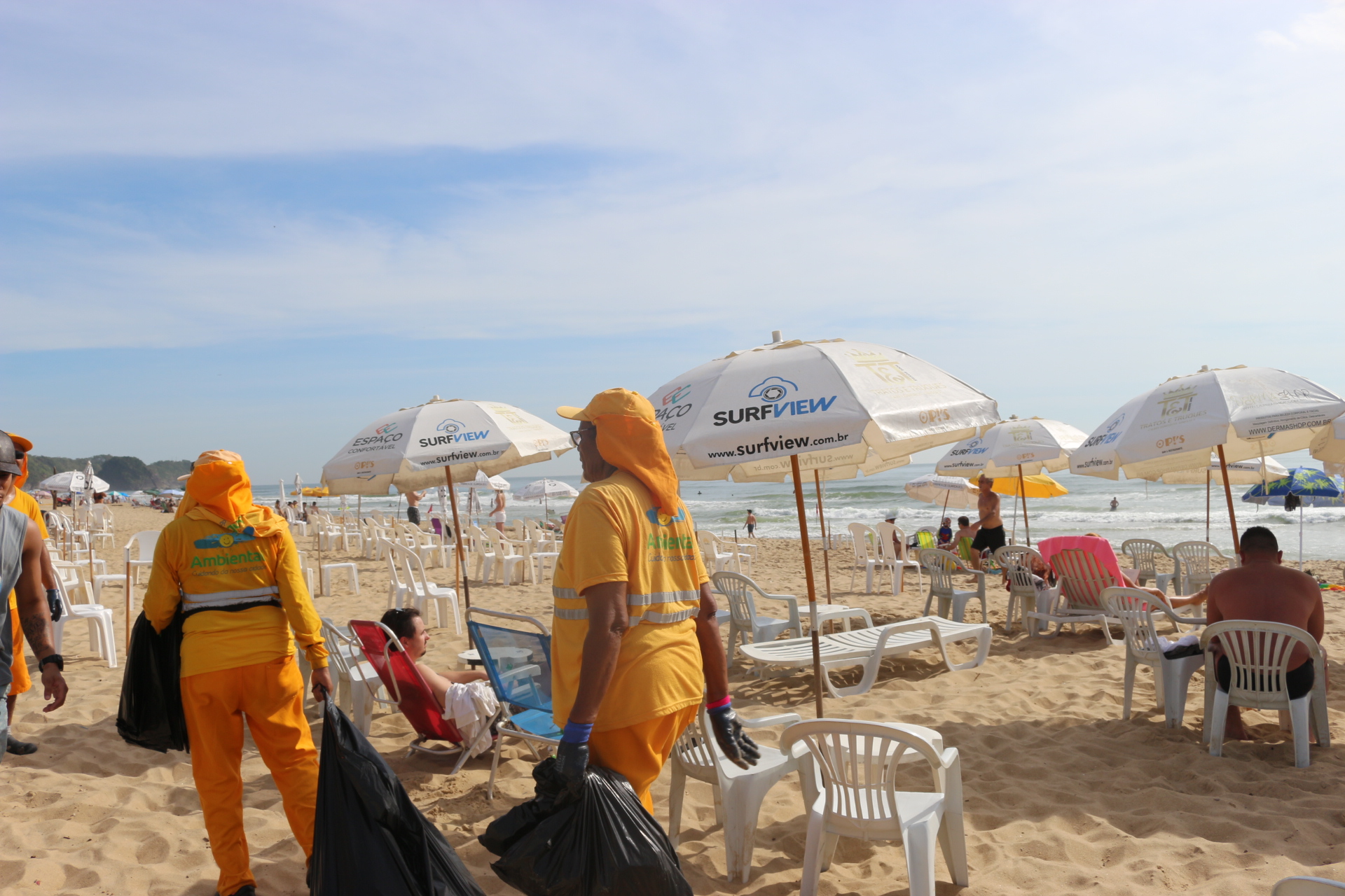 Praias de Itajaí têm coleta diária de lixo orgânico na temporada de verão