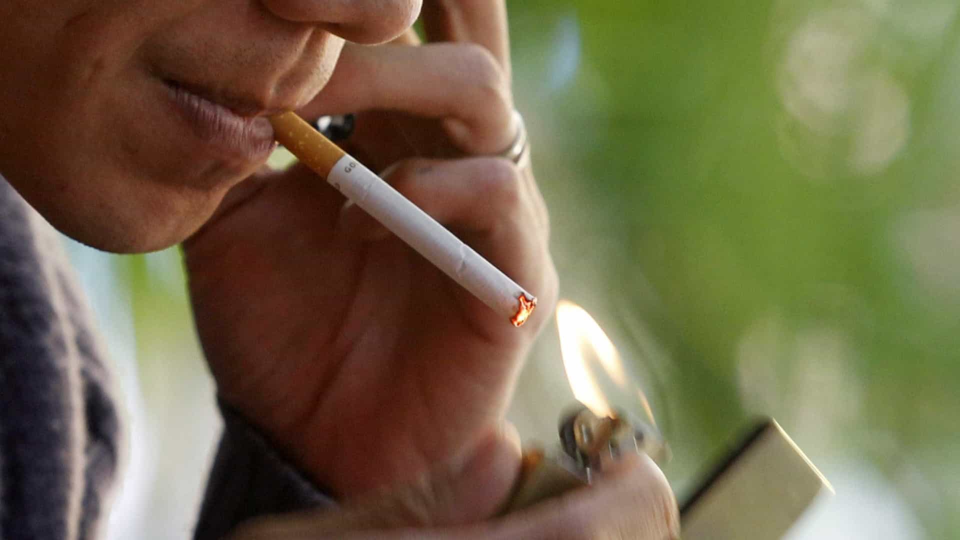Vereador propõe proibição de fumantes em local público