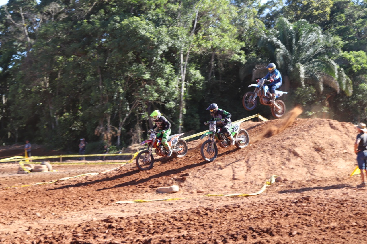 Pilotos dão show na Copa Verão de Motocross