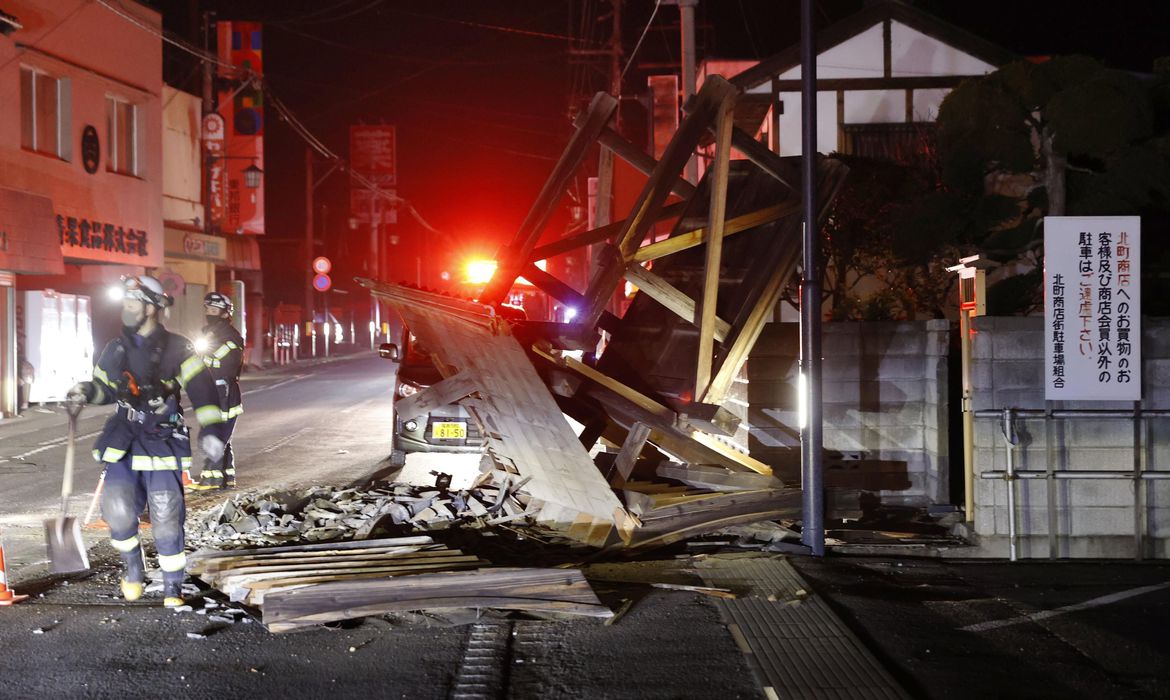Forte tremor atinge costa leste do Japão e causa blecautes Forte tremor atinge costa leste do Japão e causa blecautes