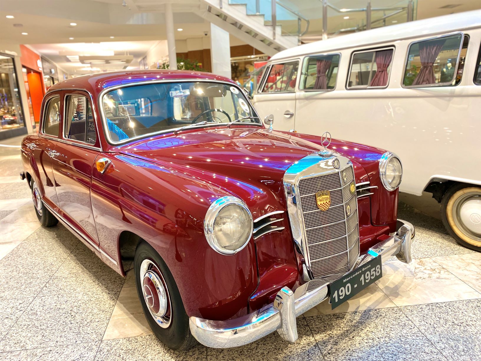 Itajaí Shopping expõe carros antigos de diferentes épocas